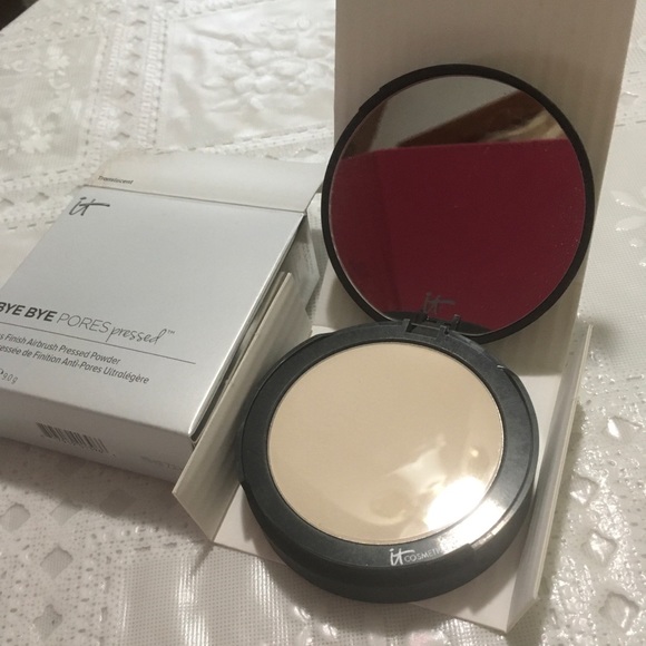 it cosmetics Other - 🆕Bye Bye Pores Pressed Translucent Setting Powder